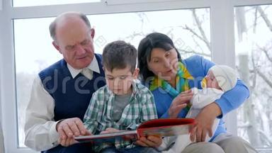有<strong>孩子的</strong>家庭，有父母，有<strong>孩子的</strong>家庭，可以在闲暇时间看书